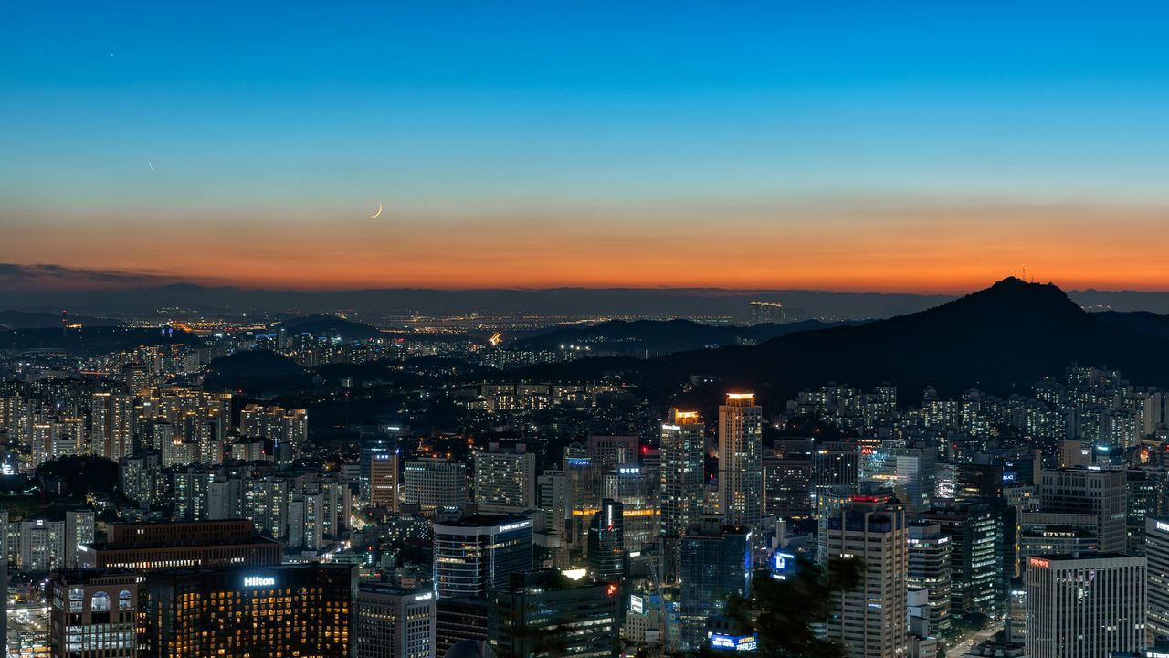 Seoul at night, how is it to work in a metropolis?