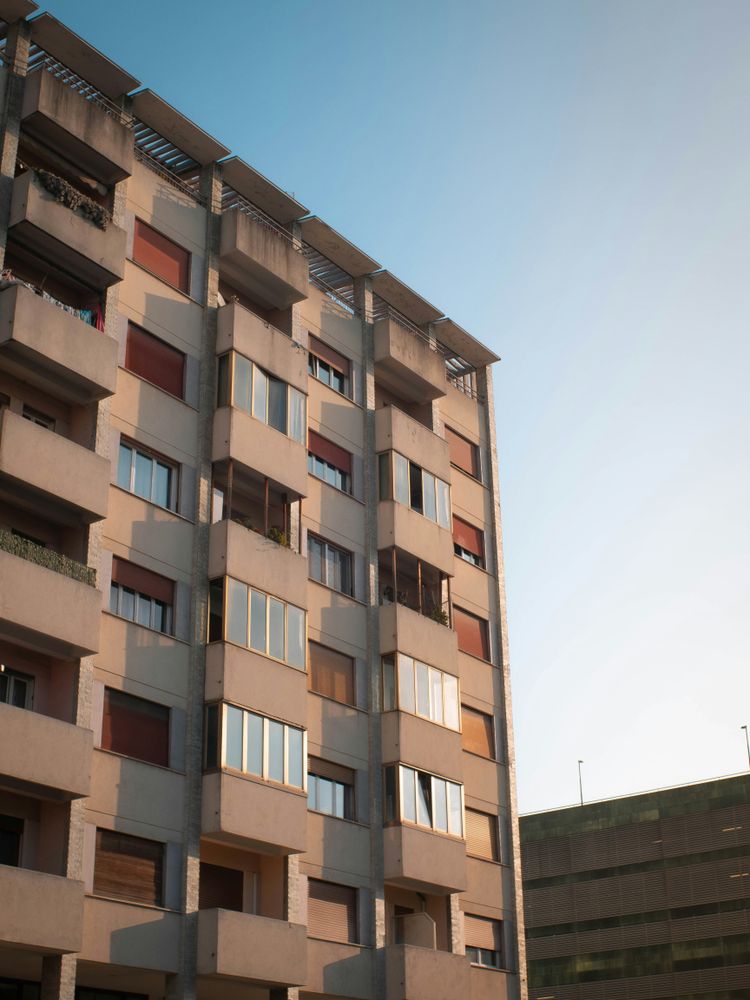 A tall building with lots of windows and balconies