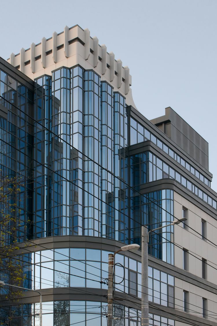 a tall building with many windows and a traffic light