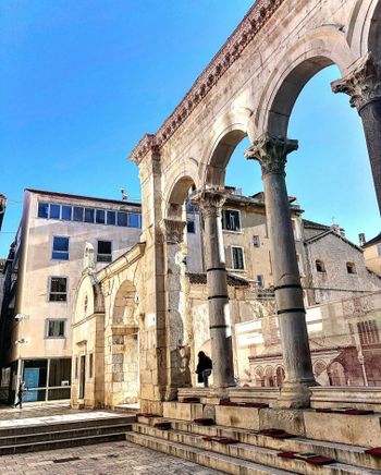 a building with pillars