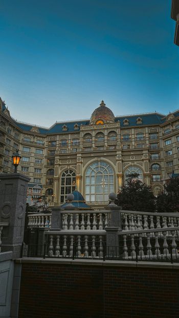 a large building with many windows and balconies