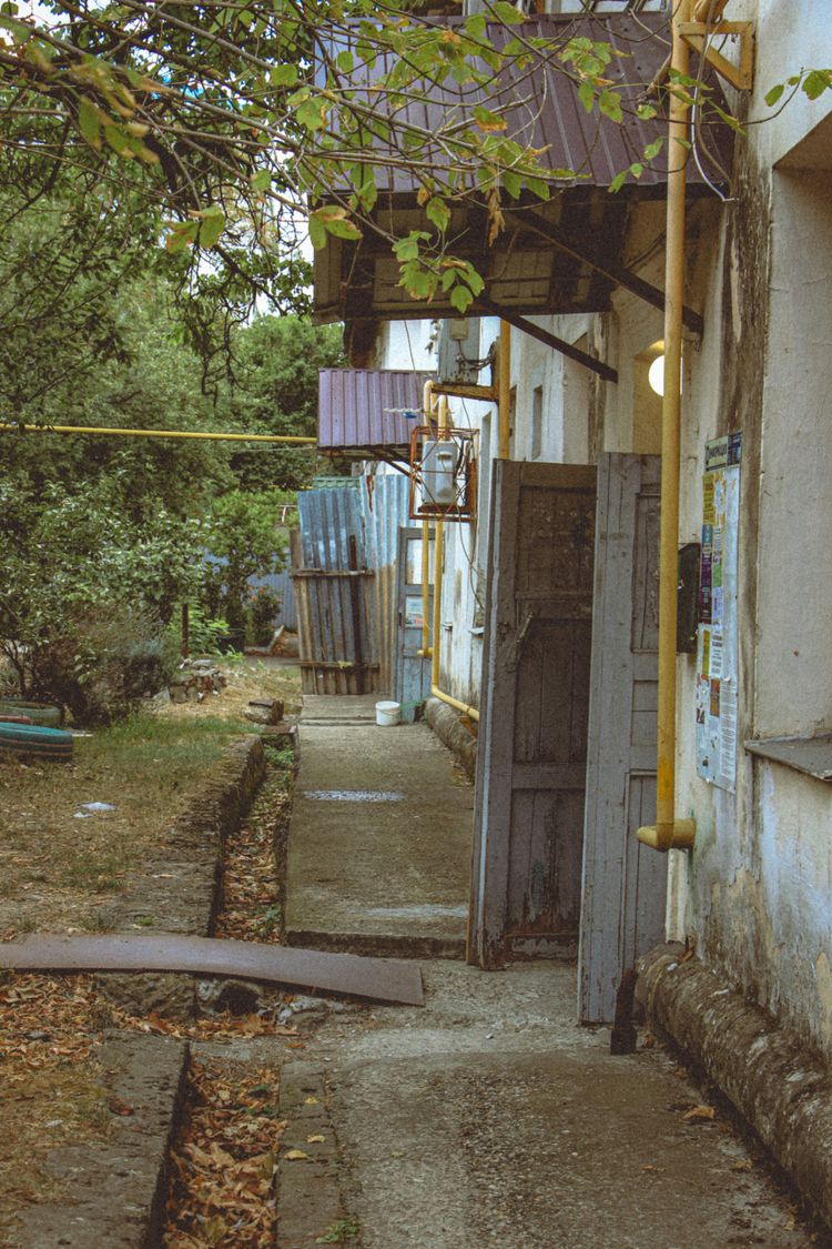 A narrow alley way with a yellow traffic light