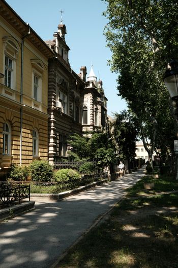 a sidewalk in front of a large building