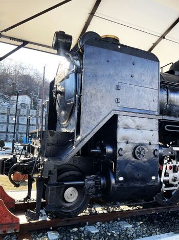 A black train engine sitting on a train track