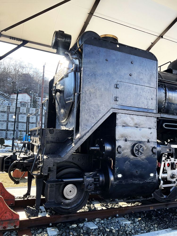 A black train engine sitting on a train track