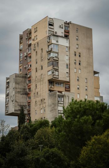 A very tall building with lots of windows and balconies